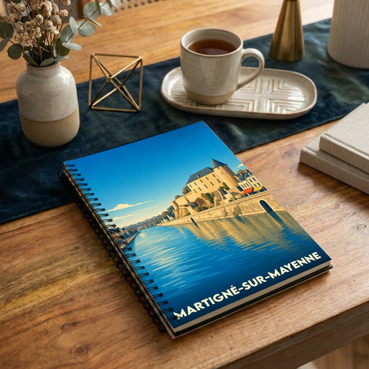 Carnet de notes souvenir de la ville de Martigné-sur-Mayenne avec une illustration stylisée de son château au bord de l'eau.