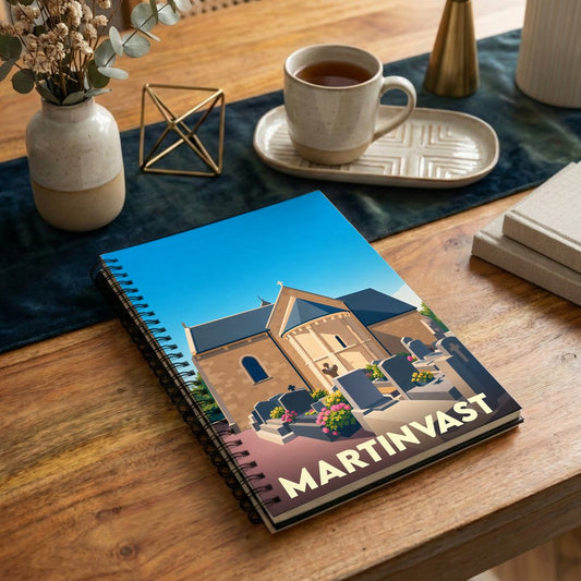 Carnet à spirales souvenir de la ville de Martinvast avec une illustration stylisée de son église et de son cimetière.