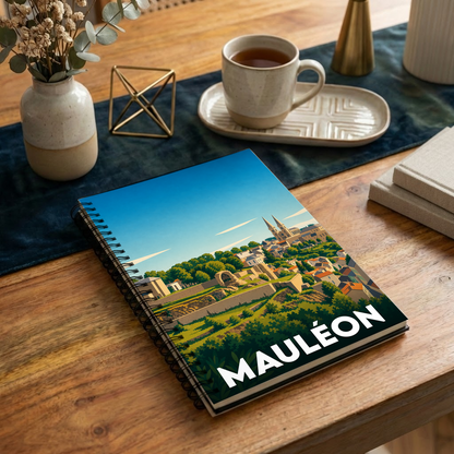 Carnet souvenir de la ville de Mauléon avec une illustration stylisée et colorée.
