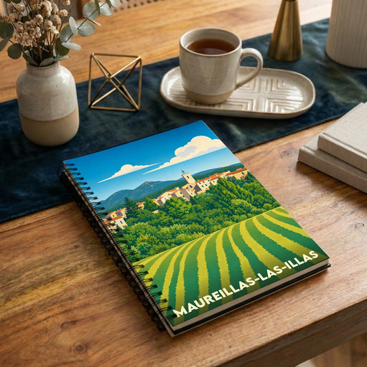 Carnet à spirales souvenir de Maureillas-las-Illas avec une illustration stylisée de ses paysages.
