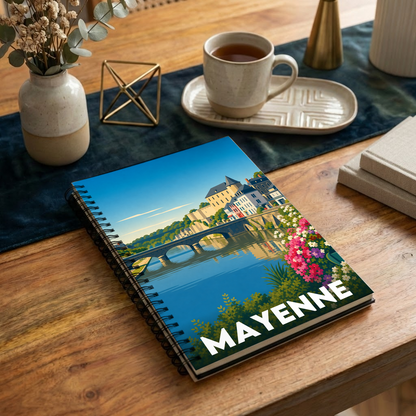 Carnet souvenir de la ville de Mayenne avec une illustration stylisée.