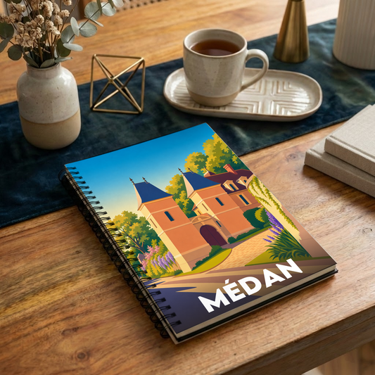 Carnet souvenir de la ville de Médan avec une illustration stylisée.