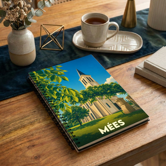 Carnet à spirales souvenir de la ville de Mées avec une illustration stylisée de son église.