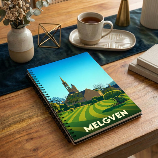 Carnet de notes à spirales souvenir de la ville de Melgven avec une illustration stylisée de son église et de ses jardins.