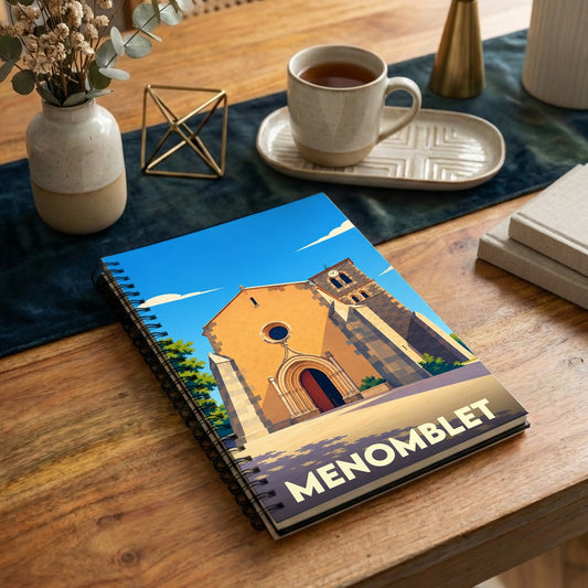 Carnet de notes souvenir de la ville de Menomblet avec une illustration stylisée de son église.