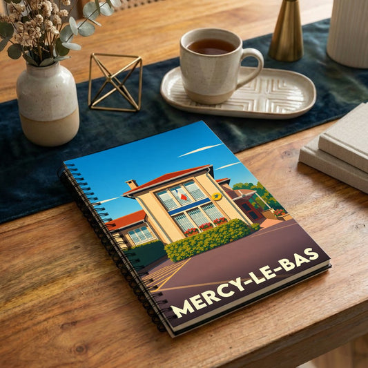Carnet à spirales souvenir de la ville de Mercy-le-Bas avec une illustration stylisée d'un bâtiment municipal.