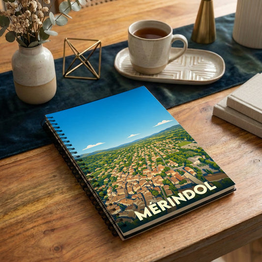 Carnet de notes souvenir de la ville de Mérindol avec une illustration aérienne stylisée.