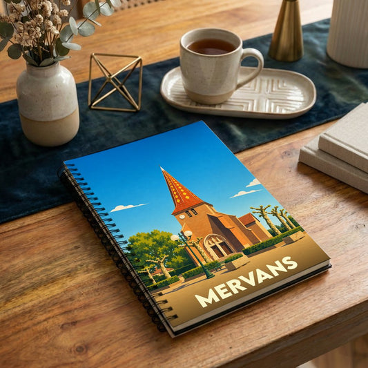 Carnet à spirales souvenir de la ville de Mervans avec une illustration stylisée d'une église sous un ciel bleu.