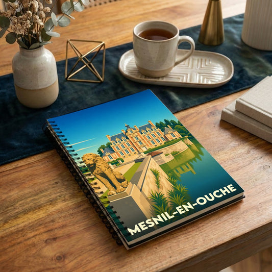 Carnet à spirales souvenir de la ville de Mesnil-en-Ouche avec une illustration stylisée de son château.