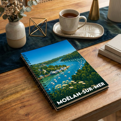 Carnet de notes à spirales avec une illustration stylisée de Moëlan-sur-Mer.