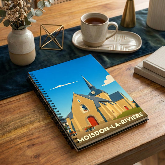 Carnet à spirale souvenir de Moisdon-la-Rivière orné d'une illustration stylisée de son église.
