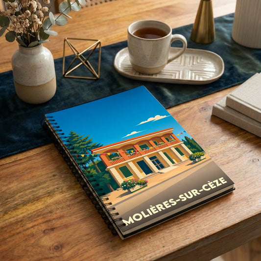 Carnet à spirales souvenir de la ville de Molières-sur-Cèze avec une illustration colorée et stylisée.