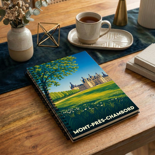 Carnet à spirales souvenir de Mont-près-Chambord avec une illustration stylisée du château.