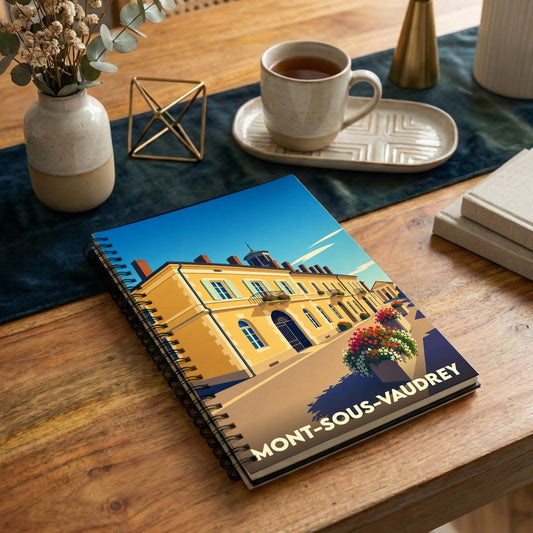 Carnet à spirales souvenir de la ville de Mont-sous-Vaudrey avec une illustration stylisée.