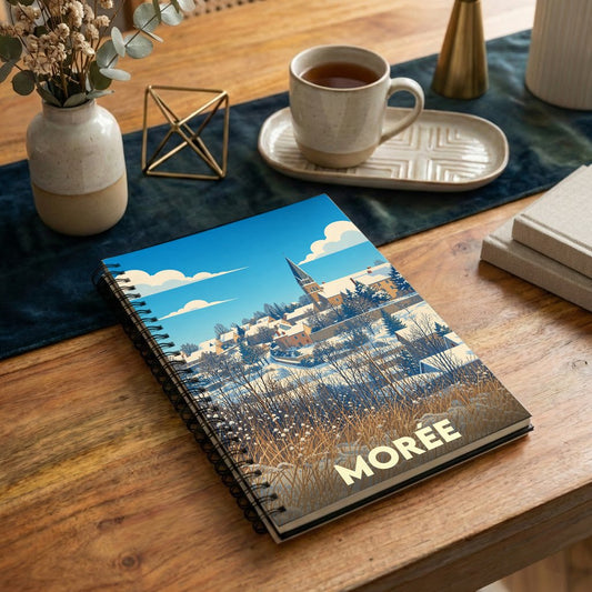 Carnet de notes à spirales avec une illustration hivernale stylisée de la ville de Morée.