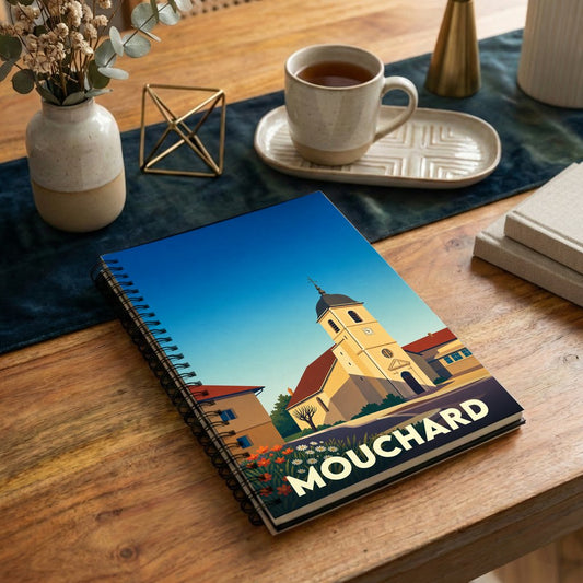 Carnet souvenir à spirale de la ville de Mouchard avec une illustration stylisée de son église.