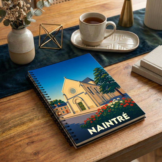 Carnet souvenir de la ville de Naintré avec une illustration stylisée d'une église et de fleurs.