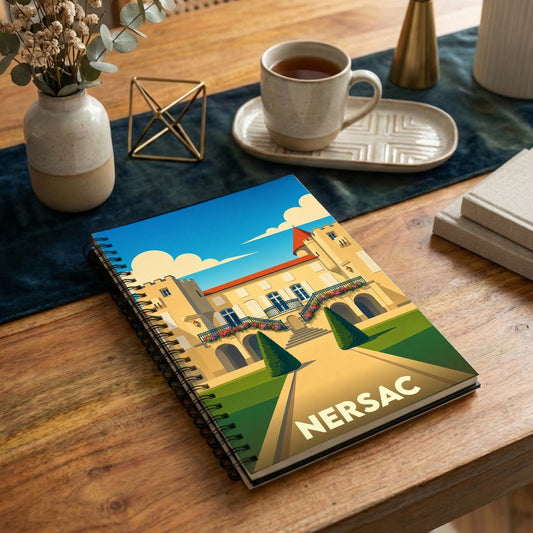 Carnet à spirales souvenir de la ville de Nersac avec une illustration stylisée de son château.