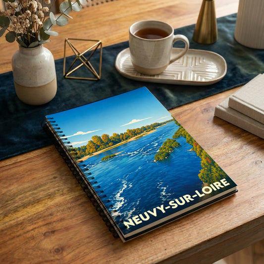 Carnet à spirales souvenir de la ville de Neuvy-sur-Loire avec une illustration stylisée des bords de Loire.