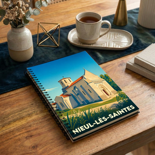 Carnet à spirales souvenir de Nieul-lès-Saintes avec une illustration stylisée de son église romane.