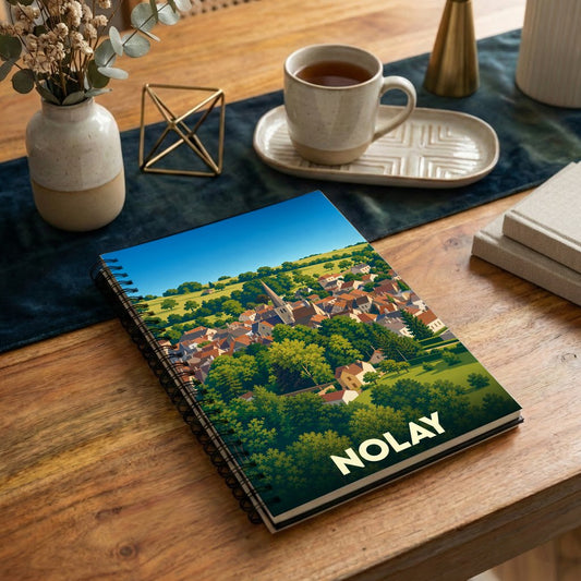 Carnet souvenir de la ville de Nolay avec une illustration stylisée de son paysage urbain et verdoyant.