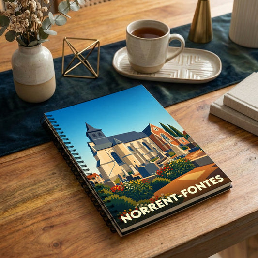Carnet à spirales souvenir de la ville de Norrent-Fontes avec une illustration stylisée de son église.