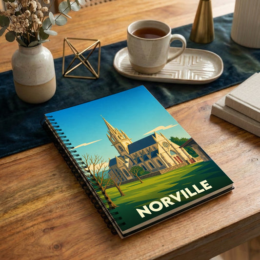 Carnet à spirale souvenir de la ville de Norville avec une illustration stylisée de sa cathédrale.