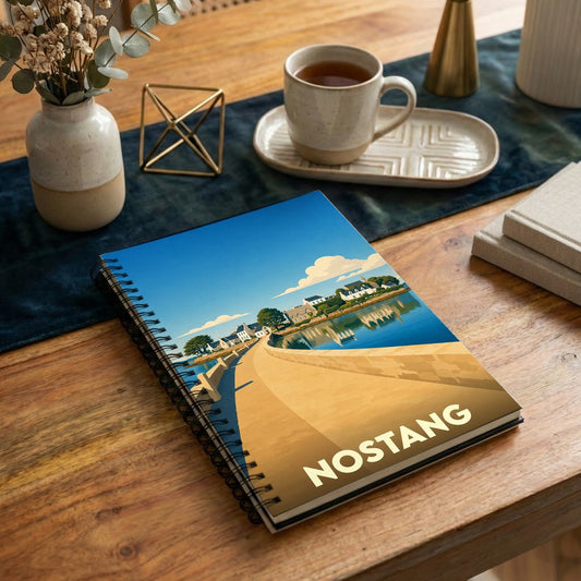 Carnet de notes souvenir de la ville de Nostang avec une illustration stylisée d'un pont en bord de mer.
