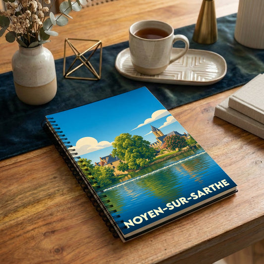 Carnet à spirales souvenir de la ville de Noyen-sur-Sarthe avec une illustration stylisée des bords de la Sarthe.