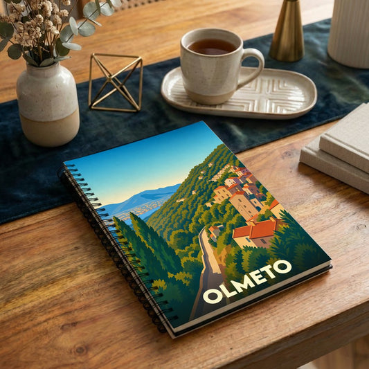 Carnet souvenir de la ville d'Olmeto avec une illustration stylisée de son paysage vallonné.