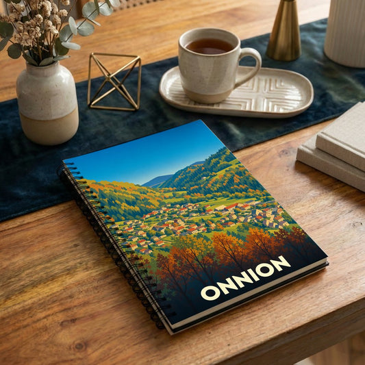 Carnet de notes souvenir de la ville d'Onnion avec une illustration de paysage automnal stylisée.