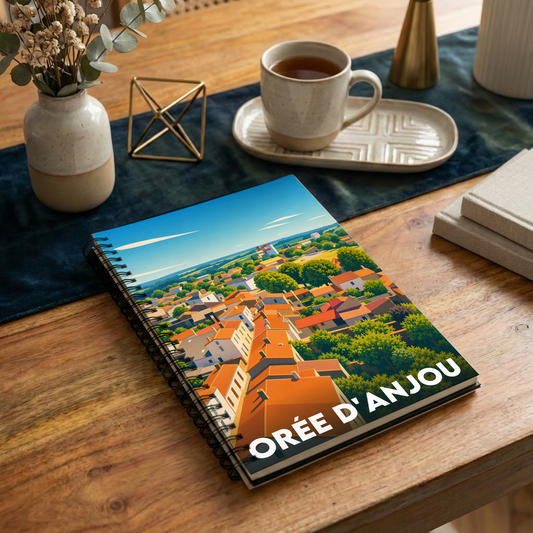 Carnet souvenir de la ville d'Orée d'Anjou avec une illustration stylisée de ses paysages.