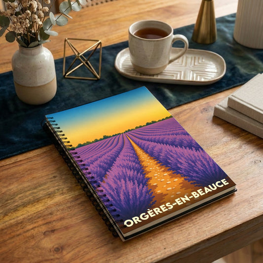 Carnet à spirales souvenir de la ville d'Orgères-en-Beauce illustré par un champ de lavande stylisé au coucher du soleil.