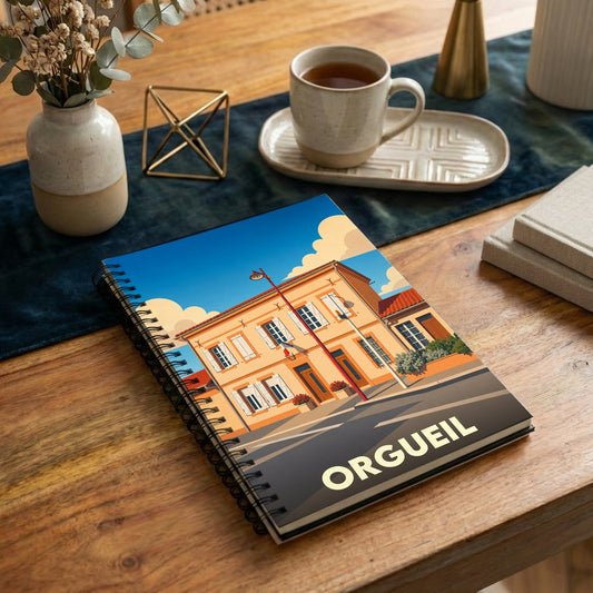 Carnet à spirales souvenir de la ville de Orgueil avec une illustration stylisée.