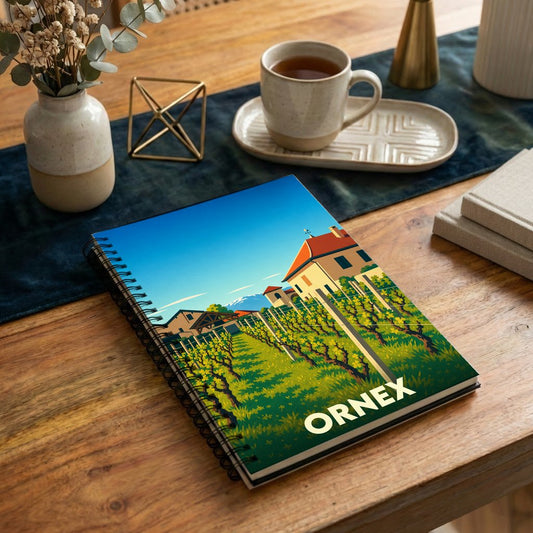 Carnet à spirales souvenir de la ville d'Ornex illustré d'un paysage de vignoble stylisé.