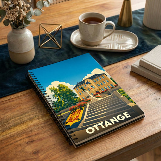 Carnet à spirales souvenir de la ville d'Ottange avec une illustration stylisée de son hôtel de ville.