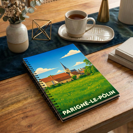 Carnet à spirales souvenir de la ville de Parigné-le-Pôlin illustré d'un paysage de campagne stylisé.