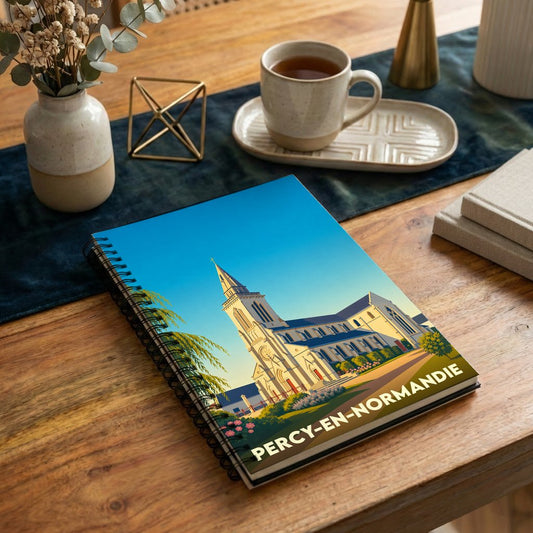 Carnet souvenir de la ville de Percy-en-Normandie avec une illustration stylisée de son église.