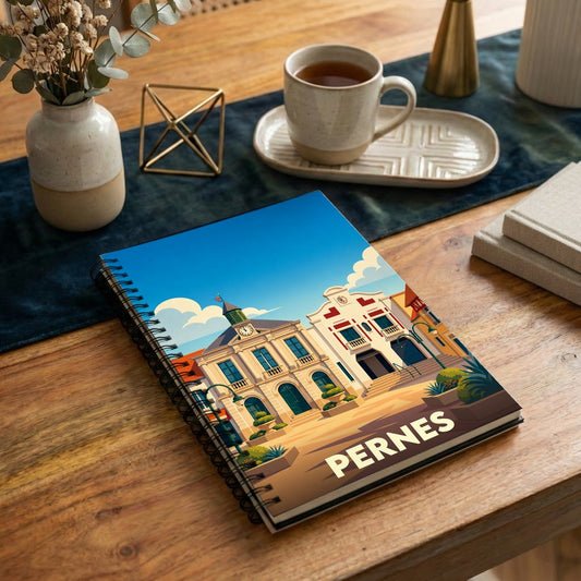 Carnet à spirales souvenir de la ville de Pernes avec une illustration architecturale stylisée.