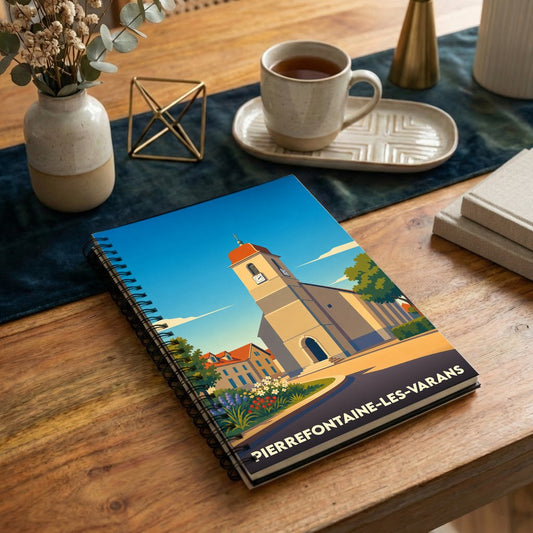 Carnet à spirales souvenir de la ville de Pierrefontaine-les-Varans avec une illustration stylisée de son église.
