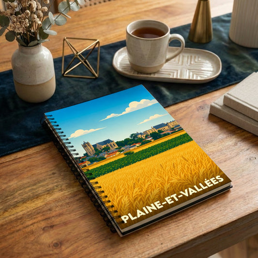 Carnet souvenir de la ville de Plaine-et-Vallées avec une illustration stylisée de champs et d'architecture.