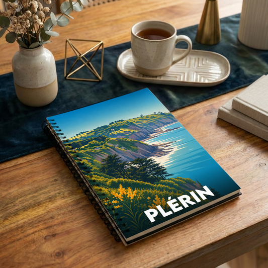 Carnet souvenir de la ville de Plérin avec une illustration stylisée de son paysage côtier.