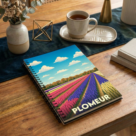 Carnet souvenir de la ville de Plomeur illustré par un champ de fleurs coloré sous un ciel azur.