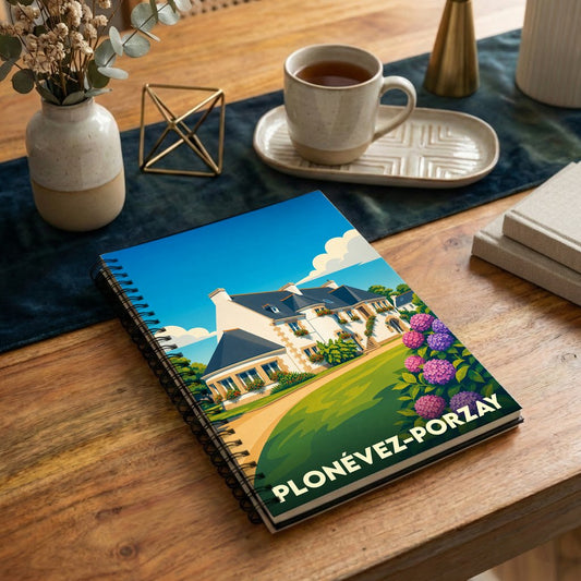 Carnet à spirales souvenir de la ville de Plonévez-Porzay avec une illustration stylisée d'une maison bretonne et d'hortensias.