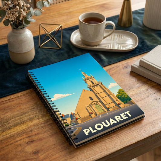 Carnet souvenir de la ville de Plouaret avec une illustration stylisée de son église sous un ciel bleu.
