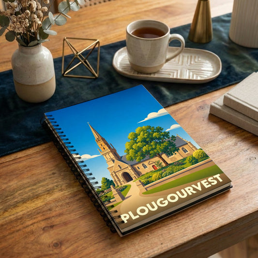 Carnet à spirales souvenir de la ville de Plougourvest avec une illustration stylisée de son église.