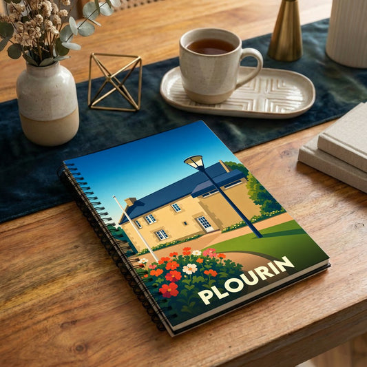 Carnet à spirale souvenir de la ville de Plourin avec une illustration stylisée d'une maison fleurie.