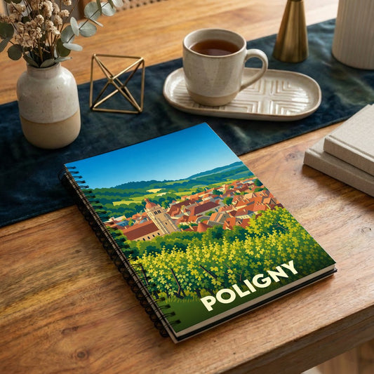 Carnet à spirales souvenir de la ville de Poligny avec une illustration stylisée de ses paysages et vignobles.