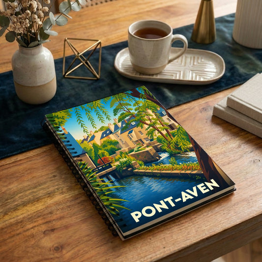 Carnet souvenir de la ville de Pont-Aven avec une illustration stylisée d'un paysage breton.
