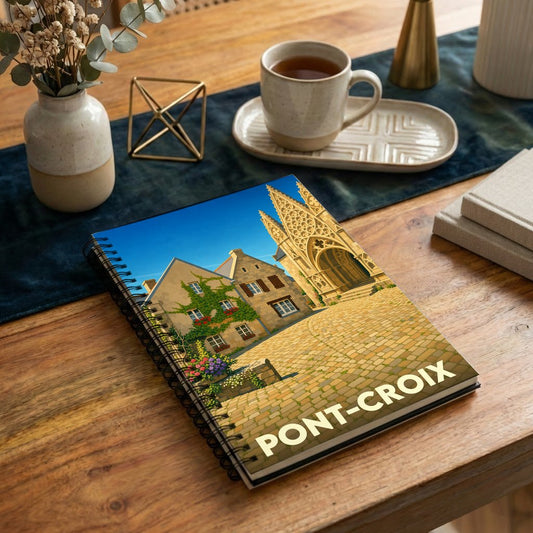 Carnet souvenir de la ville de Pont-Croix avec une illustration stylisée de sa place médiévale.